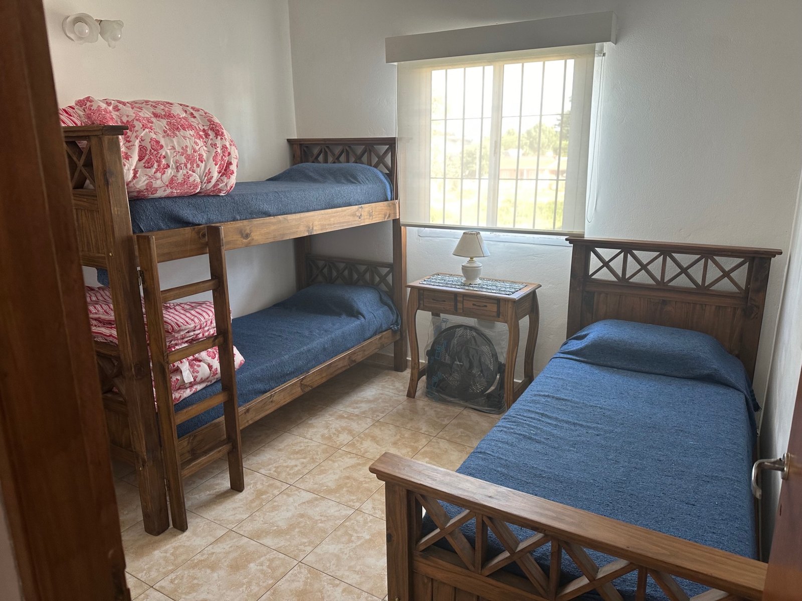 Dormitorio secundario con cucheta y cama individual