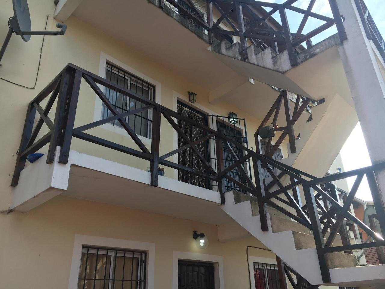 Fachada y acceso